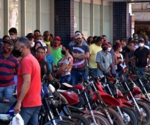 Espera por saque do auxílio emergencial gera aglomeração em agência da Caixa no Centro de Teresina