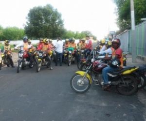 Mototaxistas de Floriano fazem manifestação contra a violência