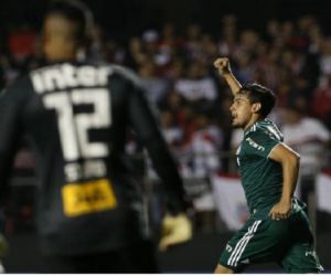 Palmeiras vence São Paulo, se isola na liderança e quebra tabu no Morumbi