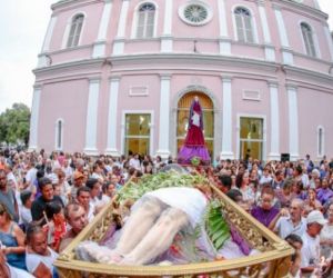 Procissão do Senhor Morto reúne multidão de fiéis pelas ruas de Teresina