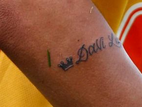 Neymar tatua o nome do filho no braço direito