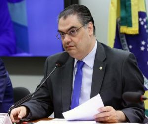 Líder da bancada da bala desiste de candidatura para apoiar nome de Bolsonaro