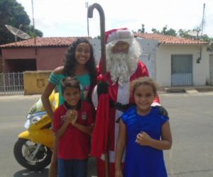 Crianças e adultos se rendem à magia do Natal e ganham doces do Papai Noel em Floriano