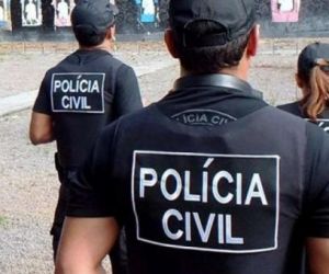 Criança esfaqueia o pai nas costas para defender a mãe