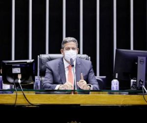 Arthur Lira chama governadores para diálogo sobre pandemia após ataques de Bolsonaro