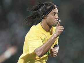 Felipão quer "velho" Ronaldinho de volta e foge de comparação com Mano