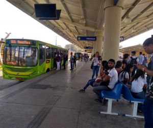 Motoristas paralisam em protesto contra roubos; paradas ficam lotadas