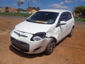 Motociclista faz ultrapassagem indevida e colide em veículo