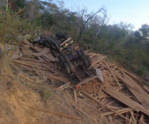 Motorista morre após capotamento de carreta na BR-230