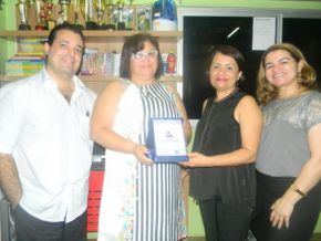 Escola Pequeno Príncipe recebe placa do Sistema Ético em seu aniversário de 22 anos