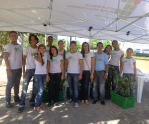 IFPI distribui mudas e planta pensamento sustentável em estudantes florianenses