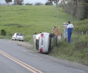 Criança morre após carro que viajava com a família capotar na PI-113