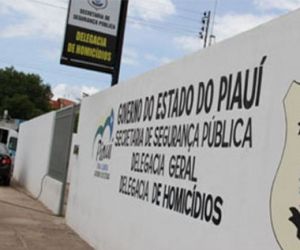 Dupla encapuzada mata homem na frente da mulher e filha