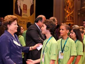Alunos piauienses recebem de Dilma medalhas da Olimpíada de Matemática