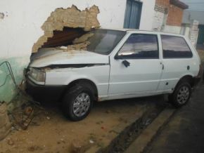 Motorista perde controle de automóvel e colide frontalmente com muro