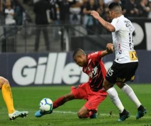 Corinthians e Athletico-PR empatam em jogo com 4 gols no 1º tempo