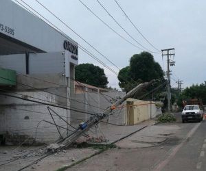 Caminhão colide com poste e deixa parte do bairro São Cristóvão sem energia