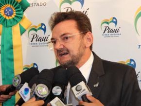 Governador anuncia piso de R$ R$ 1.814 para professores do PI