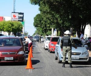 Caminhão em marcha ré atropela mãe com bebê de cinco meses nos braços
