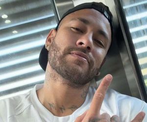Neymar posta foto com camisa do Santos horas depois de aparecer vestido com as cores do Flamengo