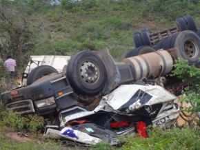 Carreta tomba na PI-135 causando a morte do motorista