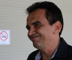 "Estamos jogando mais para cimento do que para pessoas", lamenta Elizeu