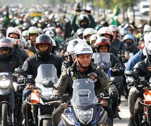 Bolsonaro faz desagravo a Salles em motociata de SP