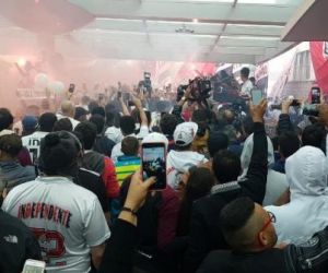 Daniel Alves é recebido com festa da torcida e sinalizadores em aeroporto