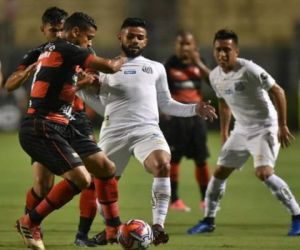 Com gol no último minuto, Santos vence Oeste e avança no Paulistão