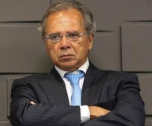 Guedes mostra desagrado com Carlos Bolsonaro por críticas a Rodrigo Maia