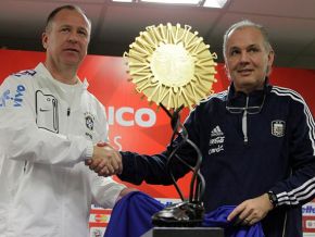 Mano e Sabella exibem troféu do Superclássico