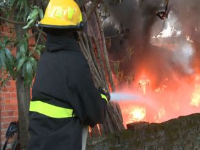 Incêndio destrói sucata e ameaça casas vizinhas no bairro Vermelha