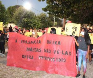 Marcha em defesa das mulheres conta com a presença da faxineira vítima de estupro em Teresina