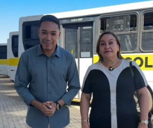 Vereador Felipe Vieira acompanha vistoria em ônibus escolares ao lado da secretária de Educação