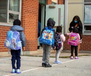 O comportamento de risco dos adultos que torna ainda mais desafiadora a reabertura de escolas