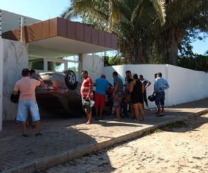 Carro em fuga capota na Av. Presidente Kennedy e para na porta de buffet