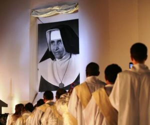 Ateus processam Maia, Davi e Bolsonaro por gasto com canonização