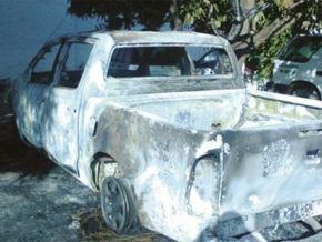 Homens incendeiam Hilux da polícia em frente à delegacia em Bom Jesus