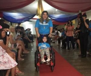 APIDI realiza desfile de mães e filhos com deficiências