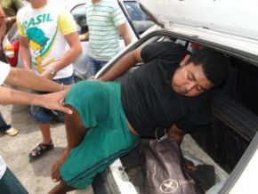 Polícia salva de linchamento homem acusado de estupros