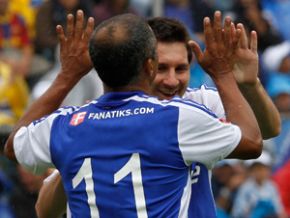 Romário faz dupla com Messi e tem atuação de gala em amistoso