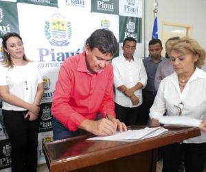 Wellington Dias assina contrato para regularização fundiária
