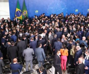 Bolsonaro promove aglomeração no Planalto para oficializar Ciro Nogueira na Casa Civil