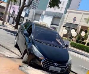 Carro cai e fica preso em buraco formado após vazamento de água na Zona Leste de Teresina