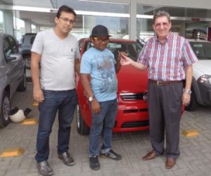 Ganhador do Carro da festa de Natal recebe o prêmio por um dos festeiros