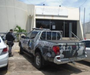 Homens são atingidos por disparos de revólver na Beira rio de Floriano