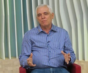 Themístocles nega que seja pré-candidato e lança ex-reitor da UFPI
