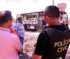 Após incêndios em ônibus, aulas são suspensas e delegado especial investigará crime
