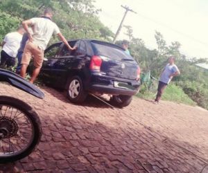 Carro com família fica preso em aterro de barragem no Piauí