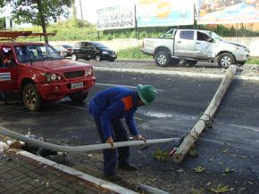 Hillux bate em poste que derruba motoqueiro